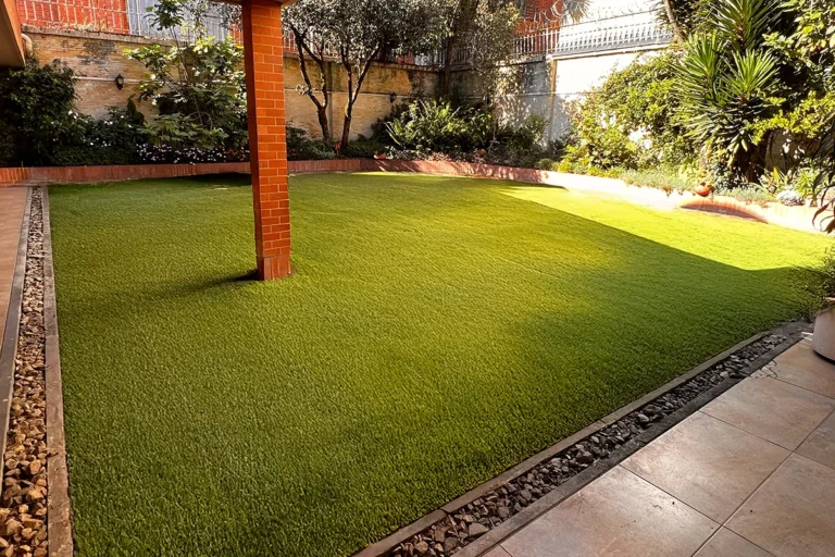 Mantenimiento de zonas verdes con empradización y siembra de pasto